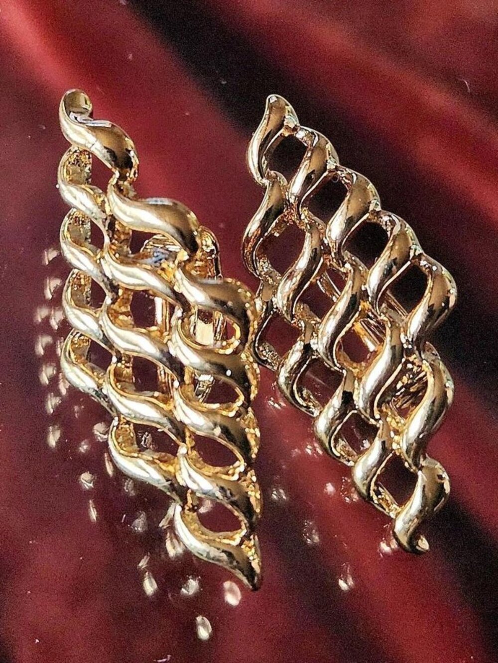 90s Vintage AVON "Golden Billow" gold-tone clip-on earrings.